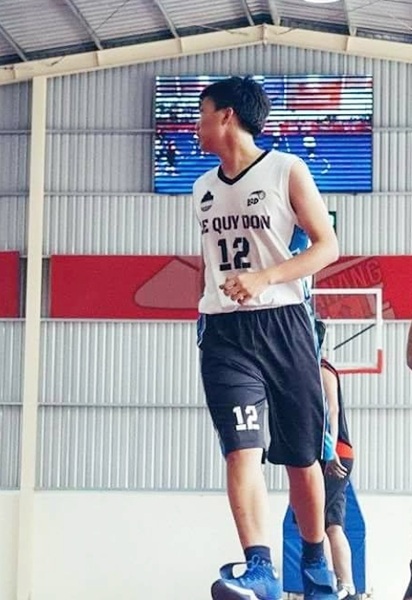 Chàng trai cao 1m85 đạt 30 điểm tuyệt đối khối B - 3
Minh Huy là thành viên của cả hai đội bóng rổ và bóng đá của THPT chuyên Lê Quý Đôn, Đà Nẵng