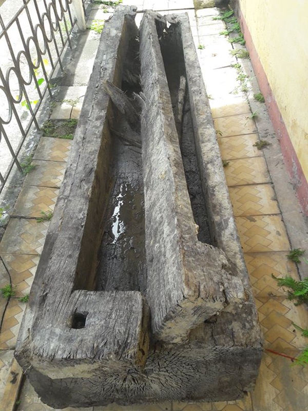 Phát hiện ngôi mộ cổ độc mộc chứa nhiều bình gốm - 5 Chiếc quan tài và các bình gốm được đưa về Bảo tàng Hà Tĩnh phục vụ cho việc nghiên cứu.