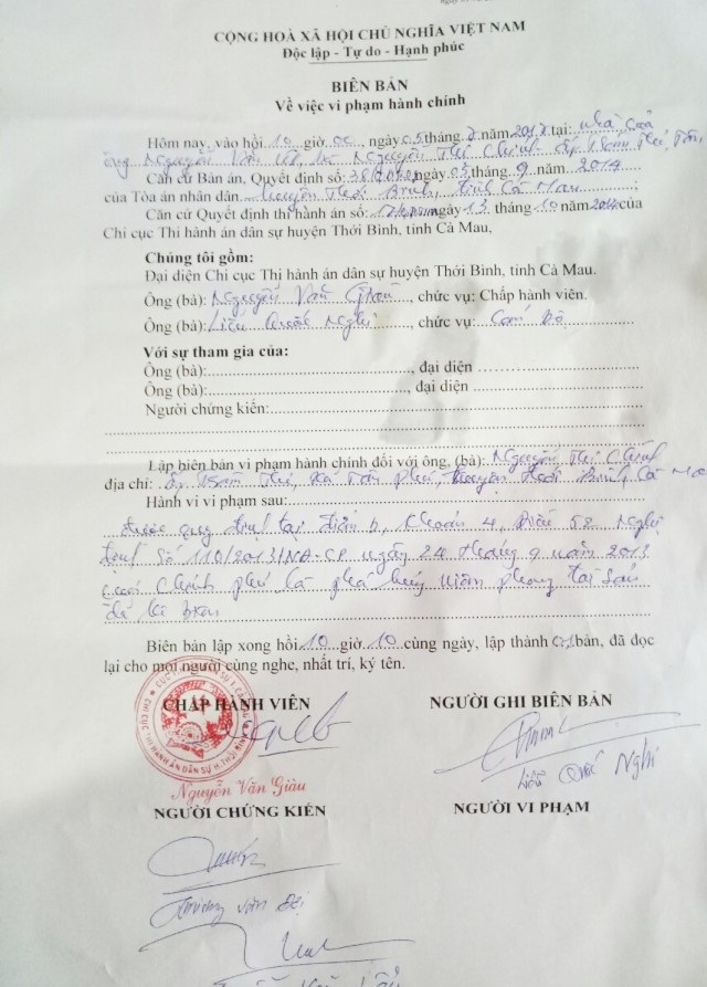 Nguyên Trưởng ấp “kêu cứu” trước nguy cơ mất hết tài sản vì… giúp dân! - 5 Khi cơ quan thi hành án huyện Thới Bình vào kê biên tài sản, bà Nguyễn Thị Chính (vợ ông Nguyễn Văn Út) đã bức xúc lột các phiếu niêm phong và bị lập biên bản vi phạm hành chính. Sau đó, người vợ này được cho là đã ngã bệnh vì quá bức xúc.