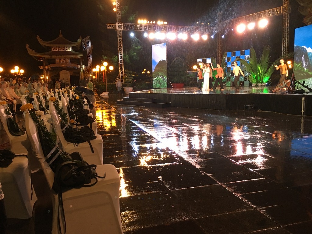 Nghĩa trang liệt sĩ lung linh trong đêm thắp nến tri ân - 12 Cơn mưa nặng hạt không làm chùng lòng những người thực hiện chương trình tại điểm cầu TPHCM.