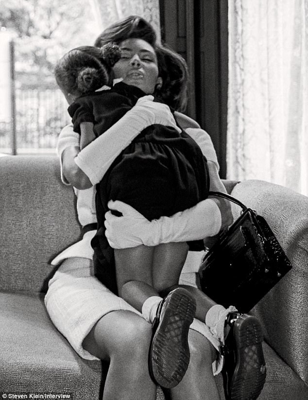 Kim Kardashian gây tranh cãi khi hóa thân thành phu nhân Kennedy - 10 Kim Kardashian gây tranh cãi khi hóa thân thành phu nhân Kennedy - 10