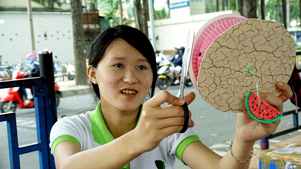 Du khách tò mò tấm bảng “mời bạn làm lồng đèn” ở công viên Tao Đàn - 5 Du khách tò mò tấm bảng “mời bạn làm lồng đèn” ở công viên Tao Đàn - 5