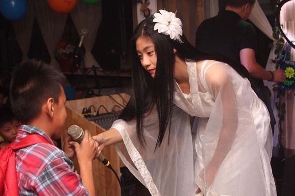 20 giây tạo dáng của "Hằng Nga" xinh đẹp khiến bao trái tim xao xuyến - 4 Nam Phương mang tới niềm vui cho các em nhỏ có hoàn cảnh khó khăn trong ngày lễ Trung Thu