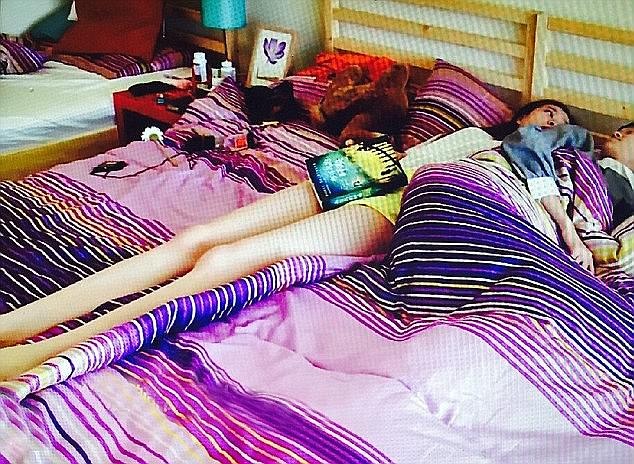 Trào lưu hài hước “đóng cốp xe bằng chân” để… đọ chân dài - 6 Tại Trung Quốc, người mẫu Dong Lei (ảnh) khá nổi tiếng trên mạng bởi cô sở hữu đôi chân dài ấn tượng lên tới 114 cm.