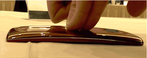 Điều đáng tiếc là sản phẩm chỉ tạo được tiếng vang trong thời gian ngắn, và tính năng cho phép bẻ cong cũng không thực sự hữu ích.