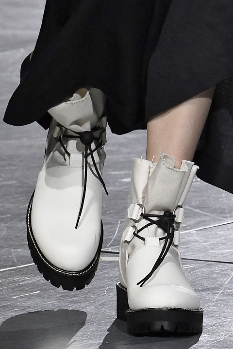 Những mẫu giày dép "kỳ dị" tại tuần lễ thời trang Paris - 15
Yohji Yamamoto