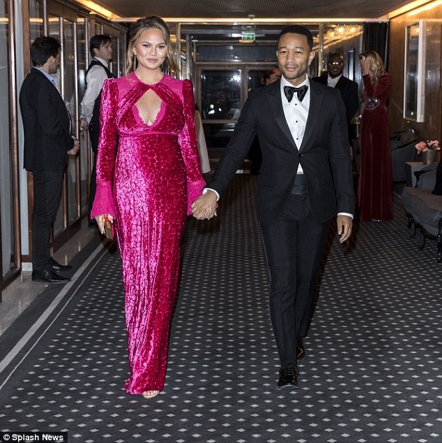 Siêu mẫu áo tắm: Bầu bí vẫn xinh đẹp - 6
Chân dài đình đám Chrissy Teigen từng thừa nhận vợ chồng cô khó có convà phỉa nhờ tới phương pháp thụ tinh ống nghiệm để có con gái đầu lòng Luna vào năm 2016