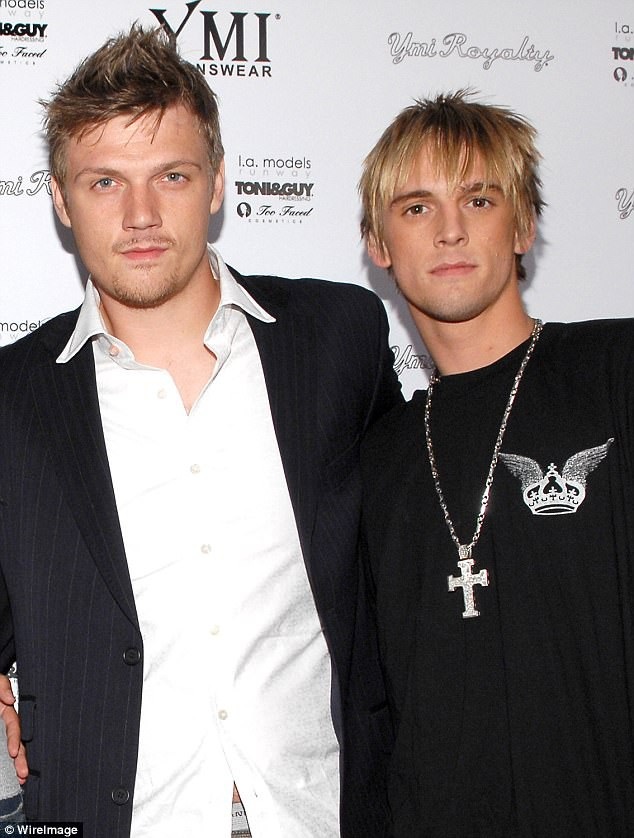 
Aaron Carter cũng đã hàn gắn quan hệ với anh trai Nick Carter sau nhiều mâu thuẫn, ca sỹ 30 tuổi nói: Tôi yêu Nick. Anh ấy có thể có lúc này lúc kia nhưng tôi yêu anh mình và mong anh ấy luôn khỏe mạnh, hạnh phúc, thành công với những mục tiêu theo đuổi.
