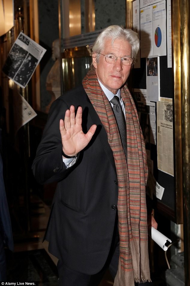 Richard Gere đẹp đôi bên bạn gái kém 34 tuổi - 6
Bạn gái gọi tài tử phim Người đàn bà đẹp là Người rất đặc biệt. Em hạnh phúc vì có anh bên đời.