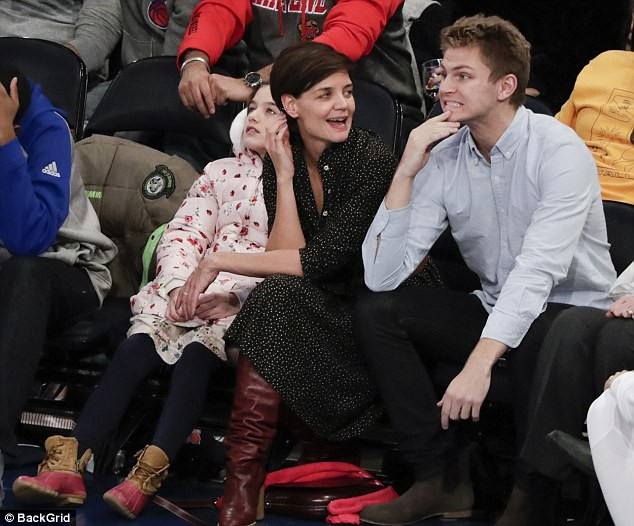 Katie Holmes đưa con gái đi xem bóng rổ - 6
Nữ diễn viên người Mỹ đang hò hẹn với bạn trai 50 tuổi Jamie Foxx. Cặp đôi chưa từng chia sẻ chuyện tình cảm với báo giới