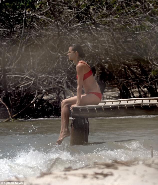 Alessandra Ambrosio khoe dáng thon thả và săn chắc - 6
Alessandra Ambrosio chia sẻ 17 năm qua như một giấc mơ đẹp và cô sẽ mãi yêu quý gia đình Victorias Secret