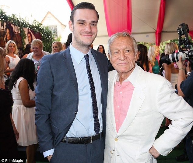 Sau một đời phong lưu, “ông trùm Playboy” muốn vợ con sống lành mạnh - 6 Hefner bên con trai út Cooper (hiện 26 tuổi).