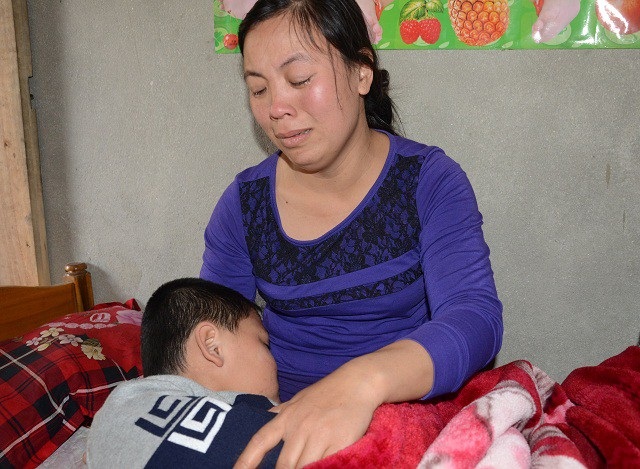 Túng tiền, mẹ bất lực cho con uống thuốc ngủ để... giảm đau - 6 Tú đành phải nằm nhà hứng chịu những cơn đau hành hạ.