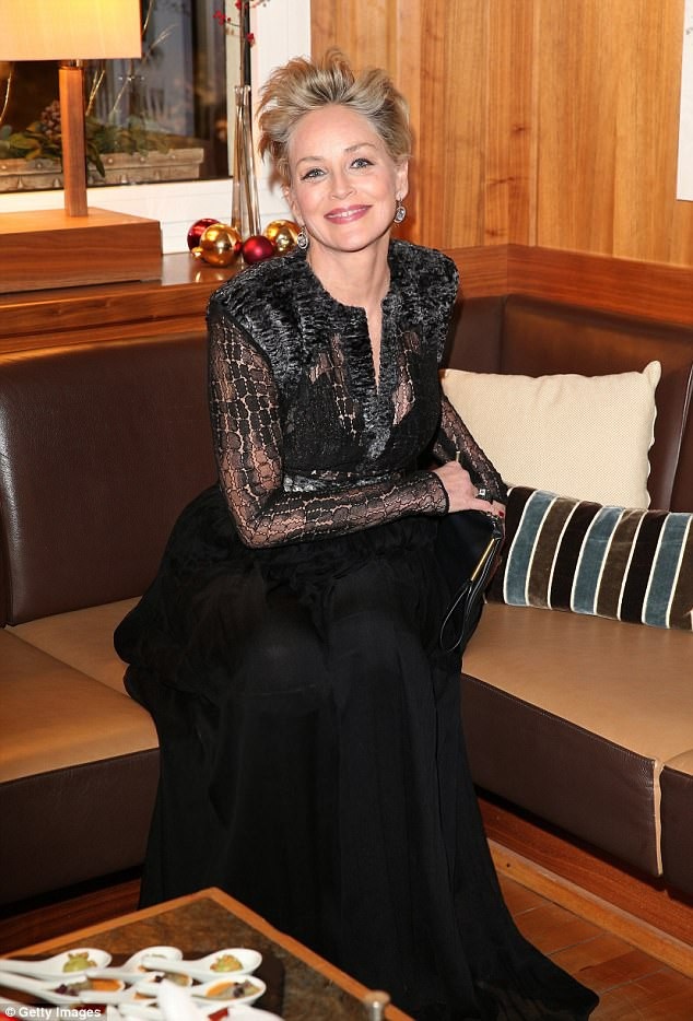 Sharon Stone trẻ đẹp ngỡ ngàng ở tuổi 59 - 7
Sau 2 cuộc hôn nhân đổ vỡ, Stone hiện đang sống một mình và ba con nuôi