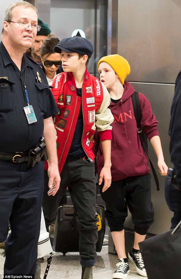 Gia đình Beckham đi đón năm mới tại Miami - 7
Gia đình Beckham được nhân viên sân bay hỗ trợ nhiệt tình