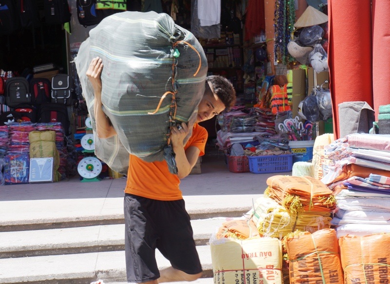 Những người lao động mưu sinh dưới “chảo lửa” miền Trung - 5 Những người lao động mưu sinh dưới “chảo lửa” miền Trung - 5