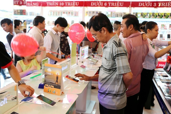 Chiêu trò bán iPhone 8, Note8 giá cực rẻ: Gây nhiễu loạn thị trường di động - 3 Hệ thống lớn đang giành hết đất sống của những cửa hàng nhỏ lẻ.