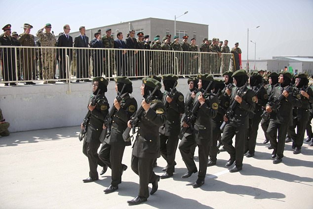 
Hiện có khoảng 190.000 người Afghanistan đang phục vụ trong quân đội. Các quan chức hi vọng tới năm 2023, số sĩ quan nữ sẽ chiếm 10% tổng lực lượng quân đội Afghanistan.
