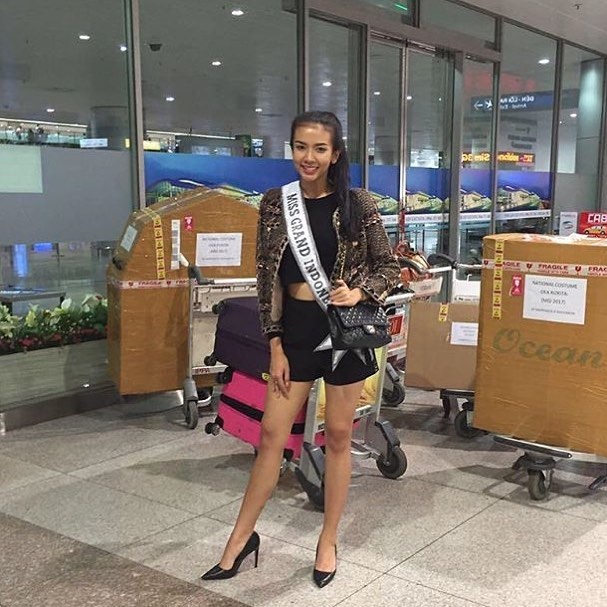 Các mỹ nhân Miss Grand International 2017 rộn ràng khoe ảnh chuẩn bị sang Việt Nam - 6
Hoa hậu Indonesia là một trong những người đến Việt Nam sớm nhất.