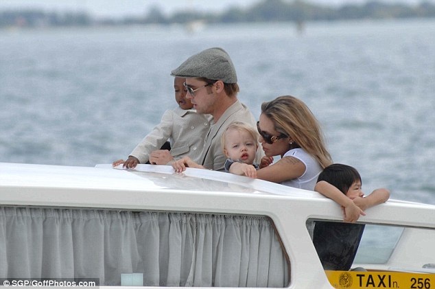 Brad Pitt và Angelina Jolie thuở còn hạnh phúc mặn nồng, cặp đôi đưa các con đi du ngoạn Venice (Ý) hồi năm 2007, với bé Zahara (trái), Shiloh (giữa) và Maddox (phải).