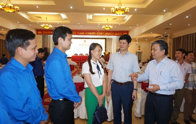 Dự án 600 Phó Chủ tịch xã: Lo "quy hoạch treo" khi kết thúc thí điểm - 1 Thứ trưởng Bộ Nội vụ Nguyễn Trọng Thừa (bìa phải) và Phó Chủ tịch UBND tỉnh Nghệ An Lê Xuân Đại trò chuyện với các đội viên Dự án 600 Phó Chủ tịch UBND xã bên lề hội nghị