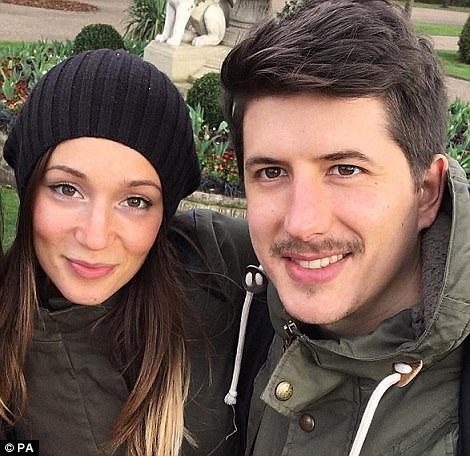 Trong những giờ phút cuối cùng của cuộc đời, cặp đôi trẻ tuổi đã gọi điện về cho cha mẹ của mình ở quê nhà để nói lời tạm biệt.