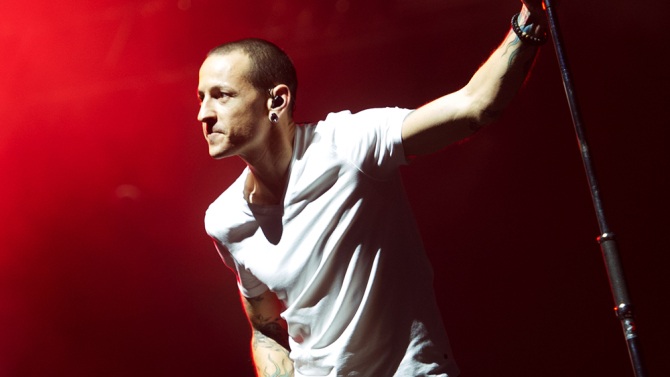 Chester Bennington - thủ lĩnh nhóm Linkin Park tự tử ở tuổi 41 - 3 Chester Bennington - thủ lĩnh nhóm Linkin Park tự tử ở tuổi 41 - 3