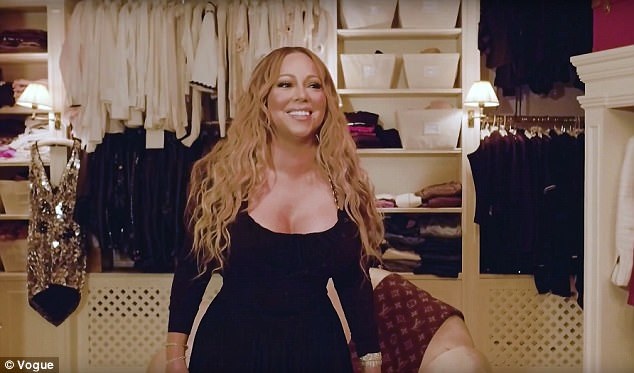 Choáng ngợp trước tủ đồ của diva Mariah Carey - 1 Mariah Carey thừa nhận rằng mình “không giản dị như nhiều người”, cô vui vẻ dẫn ê-kíp ghi hình của tạp chí Vogue tới khám phá tủ đồ của mình.