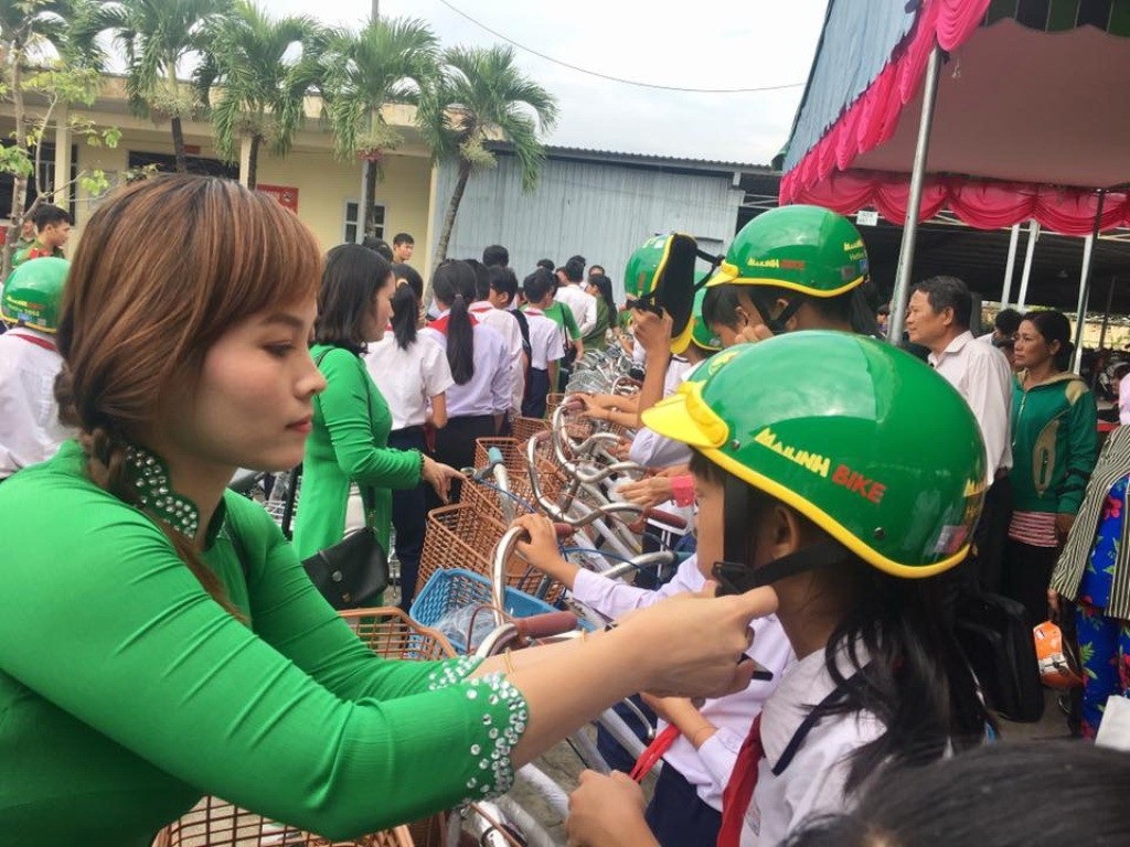Phó Thủ tướng Trương Hòa Bình tặng hàng trăm phần quà cho người dân Long An - Ảnh 2. Phó Thủ tướng Trương Hòa Bình tặng hàng trăm phần quà cho người dân Long An - Ảnh 2.