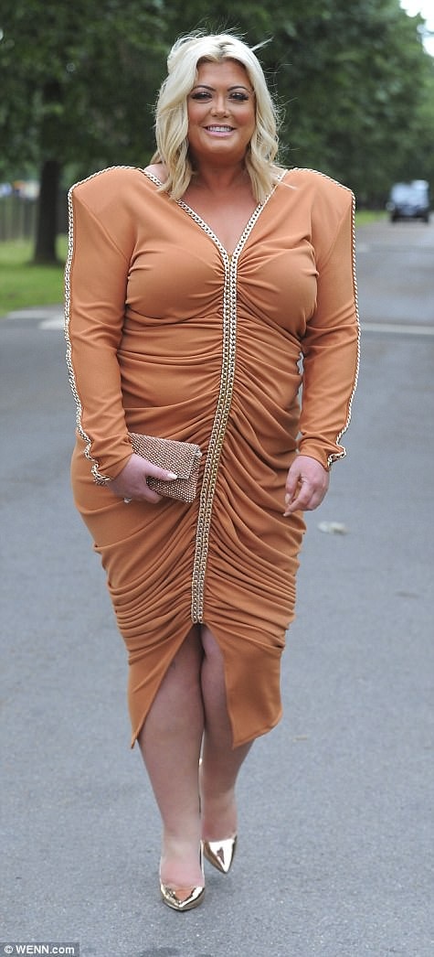 
Tuy giới thời trang nhận định đệm vai là một nét thời trang cổ điển tái xuất trong năm 2017, nhưng chi tiết đó cũng đòi hỏi một sự kết hợp tinh tế. Ngôi sao truyền hình thực tế người Anh Gemma Collins (36 tuổi) khi đi dự một sự kiện hồi tháng 7 đã mặc một chiếc váy khiến cô trông như thể vận động viên… bóng bầu dục.
