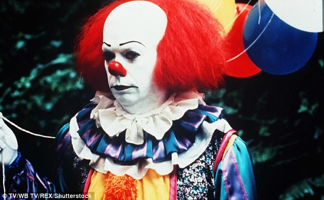 Gã hề rùng rợn nhất tái xuất khiến người xem “khóc thét” - 7 Hề Pennywise trong nguyên tác văn học là cơn ác mộng của trẻ nhỏ. Tác giả Stephen King đã sáng tạo ra nhân vật này với câu hỏi đặt ra rằng: Điều gì khiến trẻ nhỏ sợ hãi hơn tất thảy?