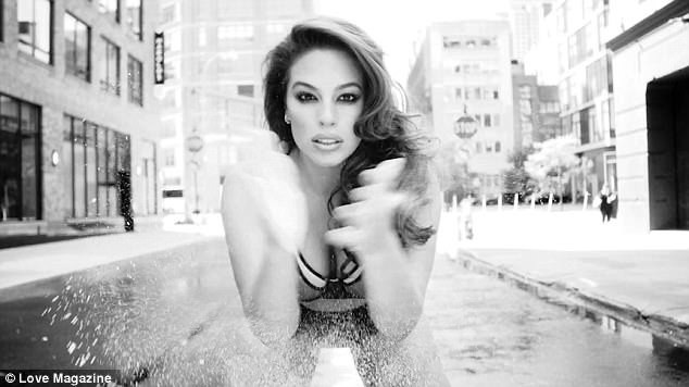 Người mẫu “béo” gây sốt với bộ ảnh lịch năm mới gợi cảm - 5 Ashley Graham là một người mẫu “béo” hiếm hoi gây dựng được sự nghiệp thành công trong làng mẫu và được yêu chuộng cả trong giới showbiz Mỹ.