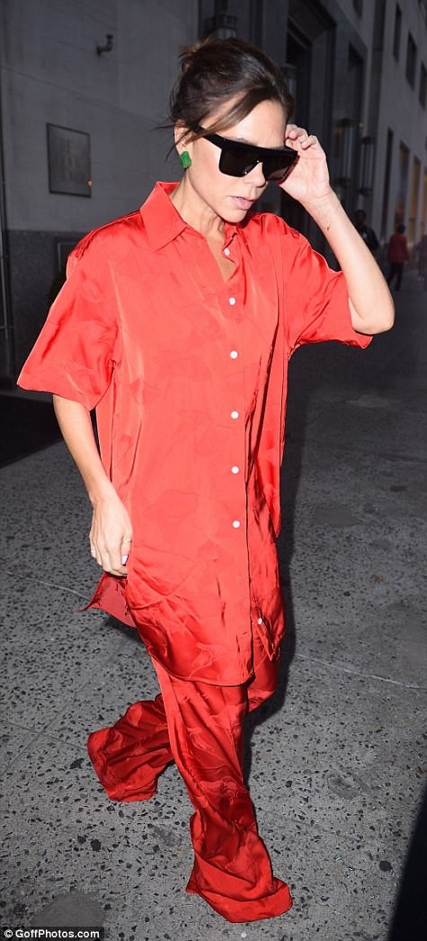 Một số siêu thị ở Anh có đề ra yêu cầu chung về quy cách ăn mặc để được chấp nhận vào mua sắm, trong đó, có yêu cầu khách hàng không được mặc đồ ngủ. Nhưng một nhà thiết kế thời trang kiêm ngôi sao sành điệu có tiếng như Victoria Beckham hẳn không bao giờ mặc một bộ đồ ngủ thuần túy ra đường. Hồi tháng 10, khi “fashionista” 43 tuổi này xuất hiện tại New York trong bộ đồ lụa đỏ có giá 1.500 bảng (46 triệu đồng), người ta thực sự bối rối, không biết nên gọi đây là… bộ đồ gì.