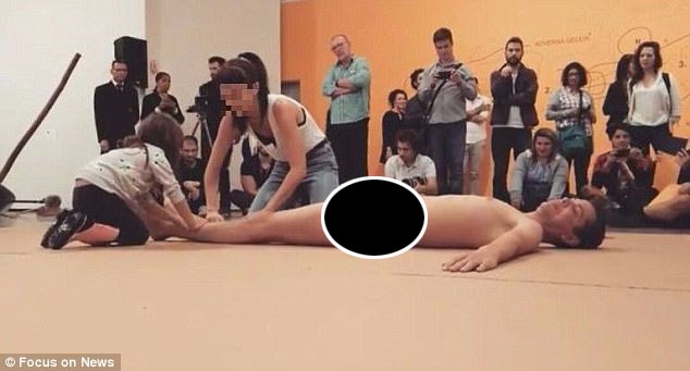 Trình diễn “khỏa thân nghệ thuật” gây tranh cãi - 3 Cô bé chạm vào người nghệ sĩ cùng với mẹ. Mặc dù hành động này có sự tham gia và khuyến khích của người mẹ, nhưng bản thân bảo tàng và nghệ sĩ trình diễn cũng không giới hạn độ tuổi người vào xem.