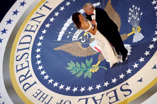 Vợ chồng tân Tổng thống Trump tình tứ trong tiệc khiêu vũ ăn mừng - 14
Vợ chồng tân Tổng thống khiêu vũ tại tiệc khiêu vũ thứ 3 cùng với các quân nhân. (Ảnh: Reuters)