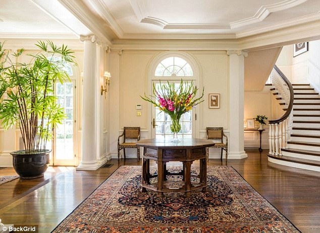 Hiện tại, Angelina Jolie và các con đã cùng nhau chuyển tới sống trong căn biệt thự mới ở Hollywood.