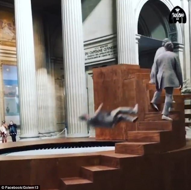 Trình diễn nghệ thuật “thôi miên” khiến bạn không thể ngừng xem - 3 Khi các vũ công leo lên các bậc thang, họ sẽ chủ động thả mình rơi xuống tấm bạt lò xo, bật nảy trở lại rồi bước sang một cầu thang khác chạy xuống phía dưới để bắt đầu lại quá trình.