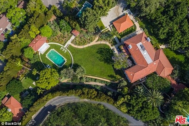 Căn biệt thự có 6 phòng ngủ và 10 phòng tắm với tổng diện tích bao gồm cả sân vườn, bể bơi lên tới hơn 10.000 m2. Angelina Jolie đã bắt đầu hoạt động thương lượng mua nhà hồi tháng trước.