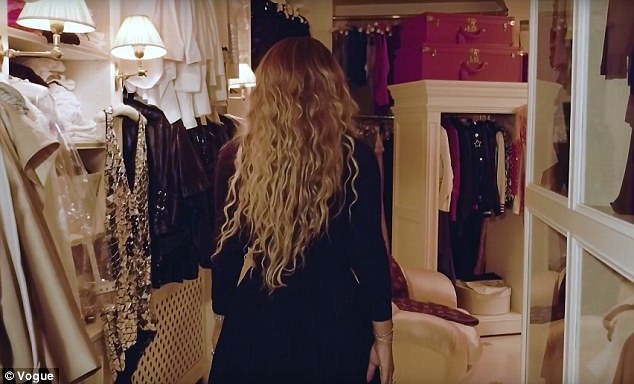 Choáng ngợp trước tủ đồ của diva Mariah Carey - 6 Không gian dành để chứa đồ của Mariah là rất lớn.