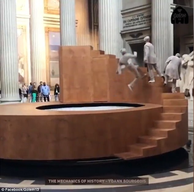 Trình diễn nghệ thuật “thôi miên” khiến bạn không thể ngừng xem - 4 Sắp đặt này lấy cảm hứng từ thần thoại Hy Lạp về Sisyphus - người bị các vị thần trừng phạt bằng cách bắt phải đẩy một tảng đá lớn lên đỉnh đồi.