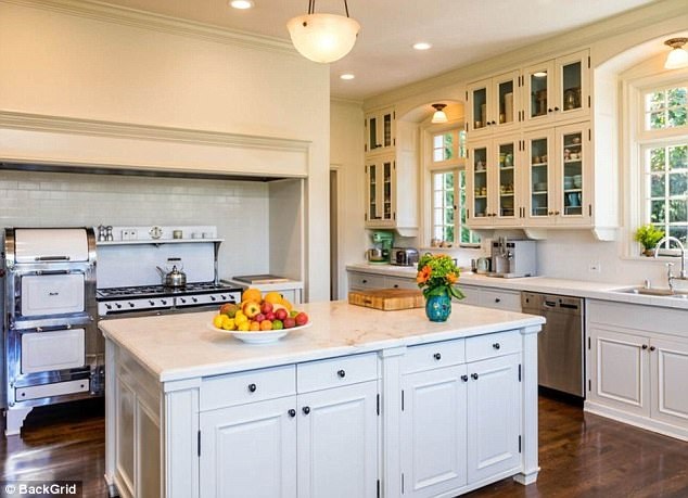 Phòng bếp với nội thất sang trọng.