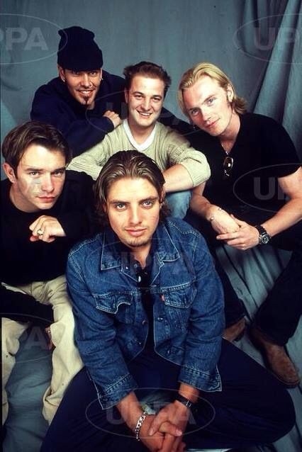 Thành viên Boyzone tâm sự việc nuôi con tự kỷ - 3 Boyzone thời hoàng kim hồi thập niên 1990. (Keith Duffy khoác áo jacket denim)