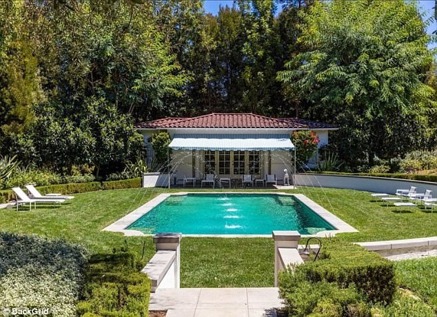 Bể bơi xinh xắn và một sân vườn lý tưởng dành cho việc nghỉ ngơi, thư giãn.