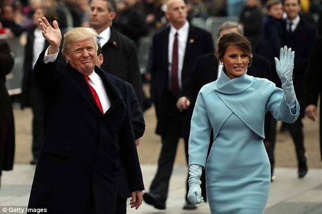 Ngay sau khi phu nhân Melania Trump xuất hiện với bộ trang phục màu xanh da trời nhạt đầy ấn tượng của nhà thiết kế Ralph Lauren, thương hiệu thời trang này đã chứng kiến giá cổ phiếu tăng nhanh.