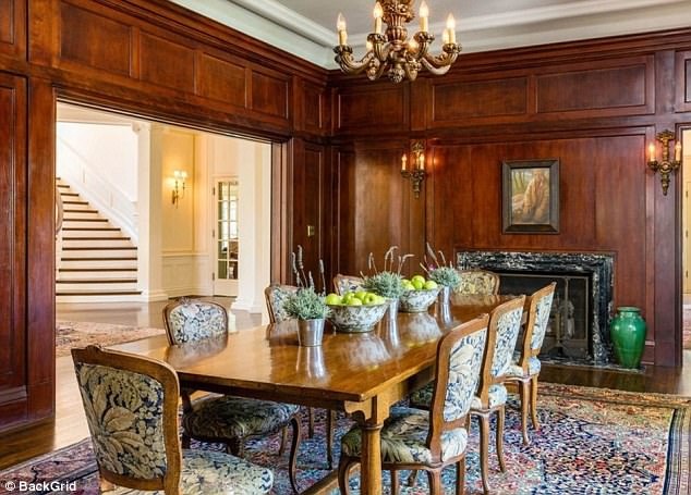 Phòng ăn có lò sưởi và nội thất bằng gỗ đưa lại cảm giác ấm cúng, cổ điển.