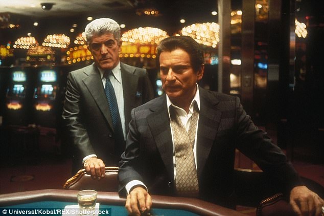 Tài tử chuyên trị vai “gangster” qua đời khi đang phẫu thuật tim - 4 Vincent xuất hiện bên nam diễn viên Joe Pesci trong bộ phim điện ảnh “Casino” (Sòng bạc - 1995), cũng là một phim xoay quanh đề tài tội phạm. Hai diễn viên gạo cội Joe Pesci và Frank Vincent thường xuất hiện cùng nhau trong nhiều bộ phim.