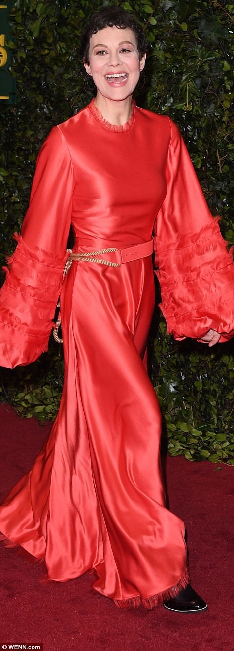 Nữ diễn viên người Anh Helen McCrory (49 tuổi) đã lựa chọn bộ đầm lụa đỏ tới dự một sự kiện trao giải của giới nghệ sĩ sân khấu Anh hồi tháng này. Bộ trang phục khá kỳ lạ, mất cân đối, không khoe được dáng dấp của nữ nghệ sĩ.