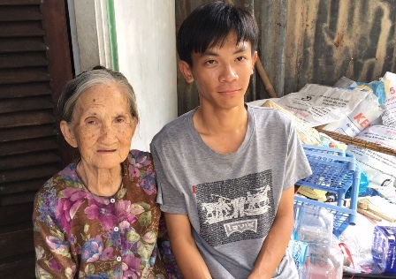 Bà lão gần 80 tuổi nhặt phế liệu nuôi cháu mồ côi ăn học - 4 Bà Ba quyết nuôi đứa cháu mồ côi ăn học