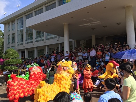 Đông nghịt người du xuân, lễ chùa ngày đầu năm - 12 Rất đông người xem múa lân ngày đầu năm mới tại UBND TP Cần Thơ