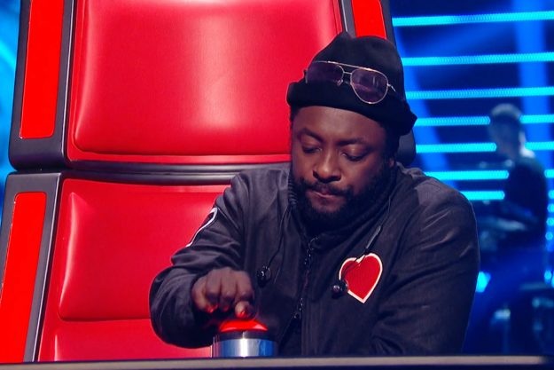 Bật cười với cảnh “bấm nút bất đắc dĩ” của giám khảo The Voice - 3 will.i.am không biết rằng nút bấm thực ra rất nhạy.